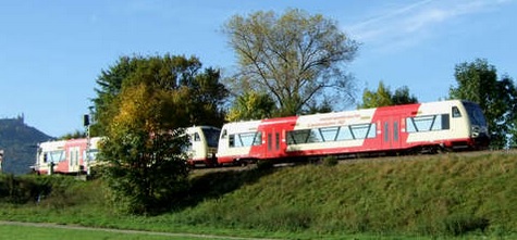 Auf dem Bild ist ein Zug der Hohenzollerischen Landesbahn zu sehen.