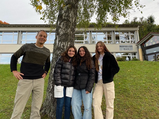 Bild zeigt die neuen Schülersprecherinnen. (Von links nach rechts: Laura C., Francesca M. und Rita E.)