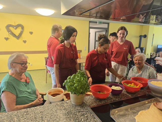 Das Bild zeigt Schülerinnen in einem Alten- und Pflegeheim beim Sozialpraktikum.